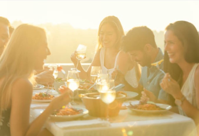 Essen mit Freunden auf Terrasse mit Wein
