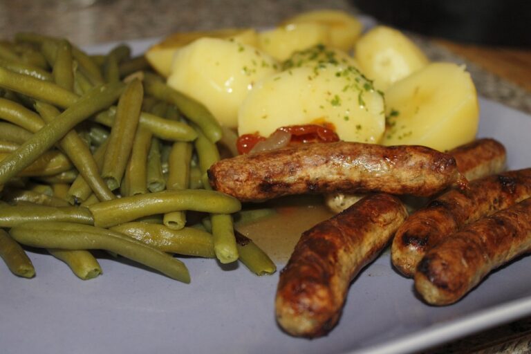 Bratwurst mit Kartoffeln und Bohnen